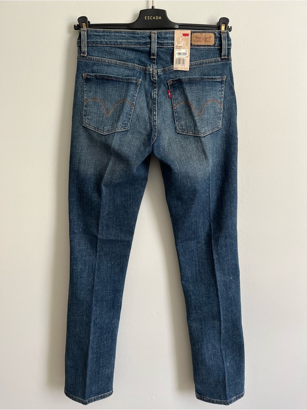 BNWT dark wash Women’s Levi’s mid rise jeans size 6 M/28